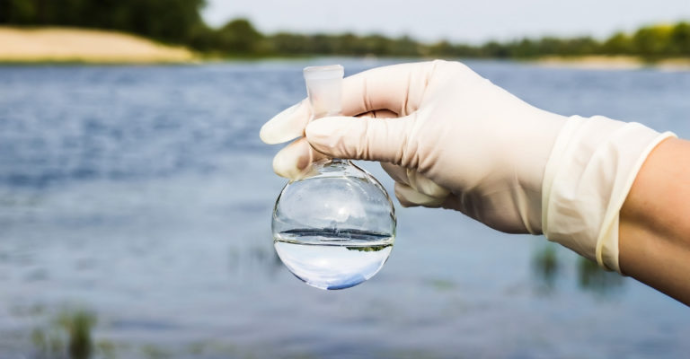 El agua es el recurso más vital del planeta. Cada gota cuenta, no solo para nuestra supervivencia, sino también para la de millones de especies que dependen de ella. Sin embargo, la contaminación del agua se ha convertido en uno de los mayores problemas ambientales actuales. En SAHEZCO, promovemos la conciencia y la acción responsable para proteger este recurso esencial.