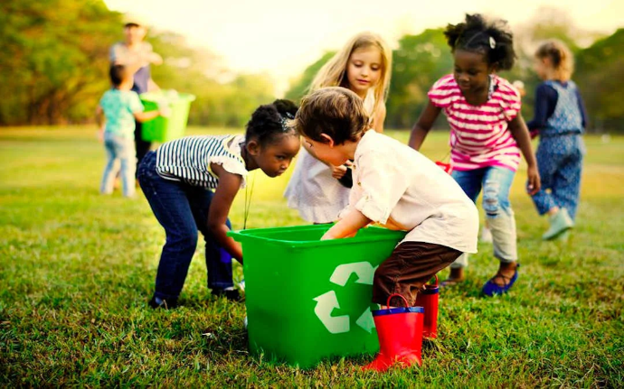 En SAHEZCO promovemos la sostenibilidad y el cuidado del medio ambiente a través de programas de reforestación, reciclaje, educación ambiental, energías limpias y protección del agua. Desarrollamos proyectos ecológicos, jornadas comunitarias y campañas de concienciación que impulsan un futuro más verde y responsable en República Dominicana.