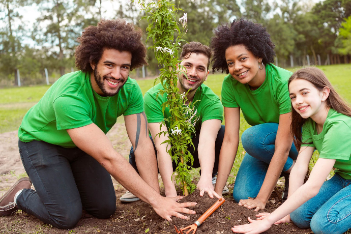 En SAHEZCO promovemos la sostenibilidad y el cuidado del medio ambiente a través de programas de reforestación, reciclaje, educación ambiental, energías limpias y protección del agua. Desarrollamos proyectos ecológicos, jornadas comunitarias y campañas de concienciación que impulsan un futuro más verde y responsable en República Dominicana.